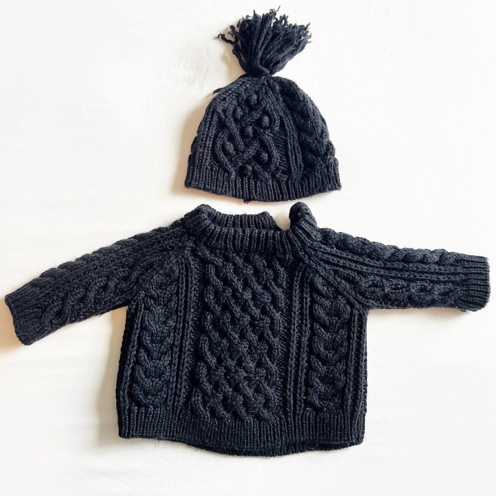 Banana Republic Baby knit sweater w/matching hat. Size 0–6 months (XS/S, 7–17lbs